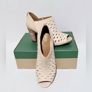 CLARKS OKENA 7.5 peep toe booties TAN BEIGE GENUINE LEATHER